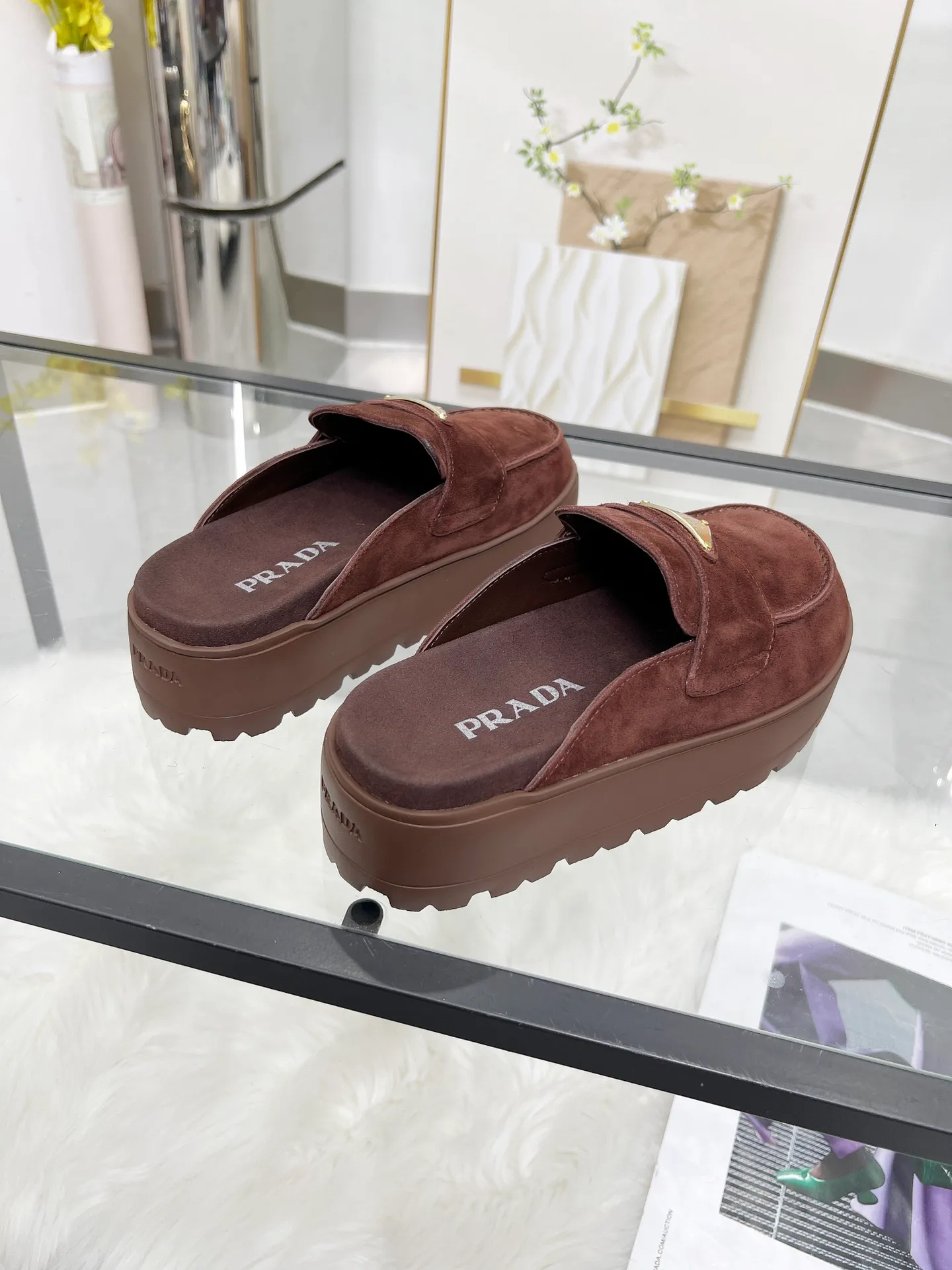 👟👟Ex-factory price 520👟👟 🌸Prada 2025 spring and summer new slippers 💫Velcro sandals The latest catwalk style, classic upgrades, both comfort and fashion. Each color combination looks good, and the design matches different style needs ✅Upper: original customized cowhide ✅Inner: original customized sheepskin lining, cowhide feet ✅Outsole: original molded anti-slip outsole ✅Number of codes: 35-40 (41 customized, non-refundable and non-exchangeable)
